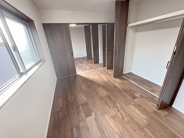 スタイリッシュなデザインと快適な居住性を兼ね備えた洋室。広々とした空間は、自分らしいインテリアを楽しむことができるほか、リラックスした時間を過ごすことができそうです。