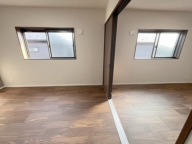 洋室はモダンなデザインと機能性を備え、快適な生活空間に。明るい窓から差し込む自然光が広々とした空間をさらに明るく開放的に感じさせます。