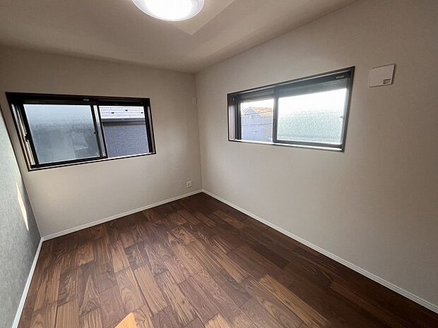 スマートなデザインと賢い収納が生活を快適にします。広々とした雰囲気を演出する工夫が施され、生活空間の魅力を引き出します。