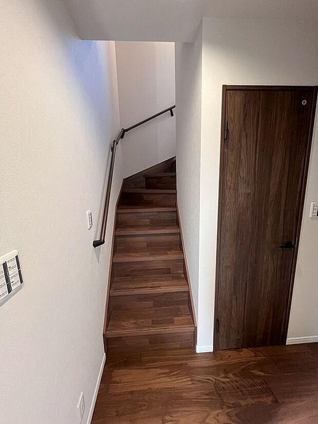 実際に室内をご見学頂くと生活のイメージが広がると思います。家具を置いたイメージや窓からの景色など。周辺で販売に出している物件も一緒にまとめてご見学頂き、比較する事もできます。