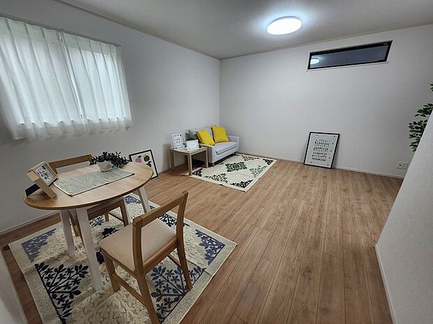 ゆとりのあるサイズのリビングダイニング。 お食事スペースと、お寛ぎ空間を分けてご利用可能。 少し大きめのソファーを置いて、 一家団欒なお時間をご共有ください。 