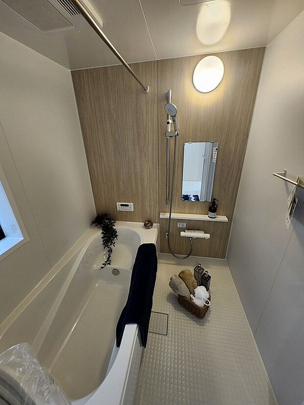 一日の疲れを癒してくれるゆったりとしたバスルームです。 