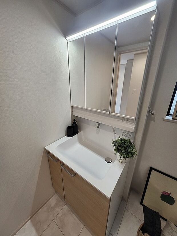 三面鏡に洗面台。 コンセントに照明機能、多機能性を備えた設備です。  