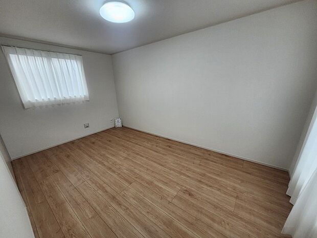 実際に室内をご見学頂くと生活のイメージが広がると思います。家具を置いたイメージや窓からの景色など。周辺で販売に出している物件も一緒にまとめてご見学頂き、比較する事もできます。