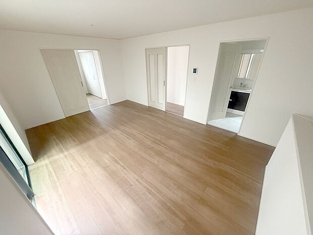 家族が食事するダイニングスペースをキッチンから見渡せる設計に。お料理をしながら家族とのコミュニケーションが増えそうな予感。 