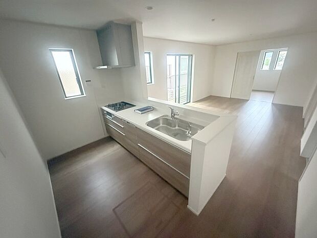 お料理をしながらリビングの家族やゲストとの会話が楽しめるカウンタータイプのキッチン。毎日のお料理を楽しく快適に。 