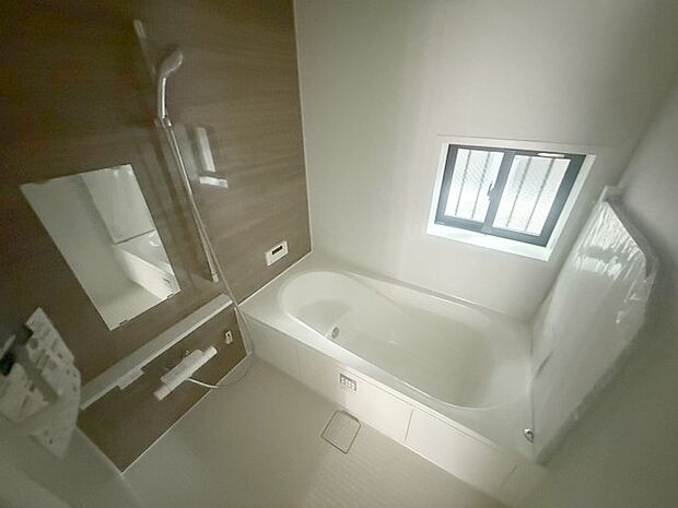 一日の疲れを癒してくれるゆったりとしたバスルームです。 