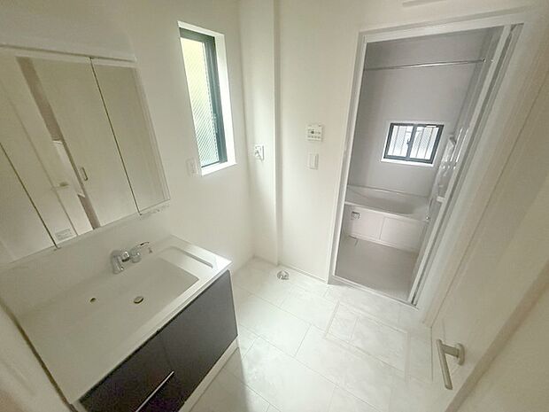 使いやすいタイプの洗面化粧台のあるランドリースペース 