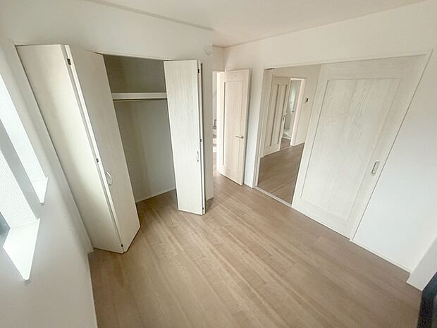 各所に効率的に配置された収納スペースがあり、日常のモノをすっきりと収納できます。 