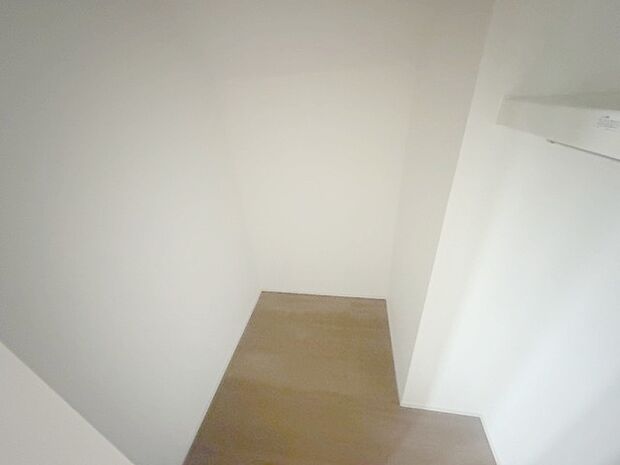 収納スペースがたっぷりと確保されたこの物件では、生活をより快適に送ることができます。