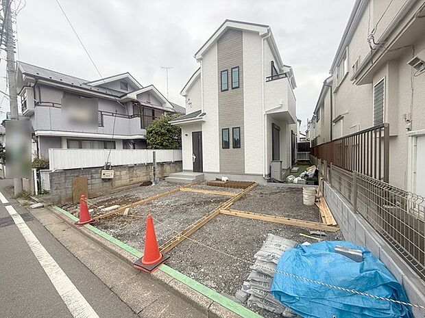 周辺の街並みの中で適度な主張、生活に溶け込むシンプルなデザインの外観が魅力の一戸建です。 
