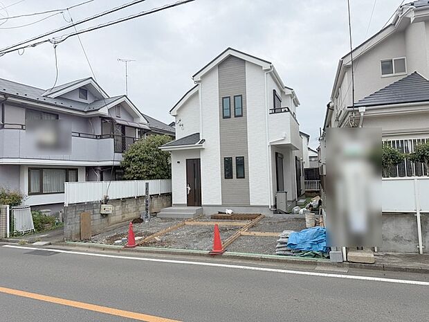 周辺の街並みの中で適度な主張、生活に溶け込むシンプルなデザインの外観が魅力の一戸建です。 