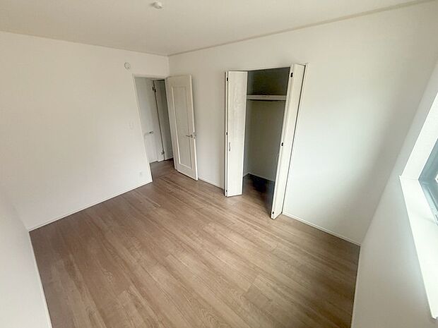 洋室はモダンなデザインと機能性を備え、快適な生活空間に。明るい窓から差し込む自然光が広々とした空間をさらに明るく開放的に感じさせます。  