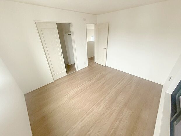 スタイリッシュなデザインと快適な居住性を兼ね備えた洋室。広々とした空間は、自分らしいインテリアを楽しむことができるほか、リラックスした時間を過ごすことができそうです。 