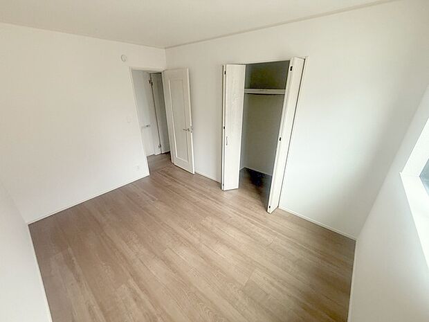 スマートなデザインと賢い収納が生活を快適にします。広々とした雰囲気を演出する工夫が施され、生活空間の魅力を引き出します。  