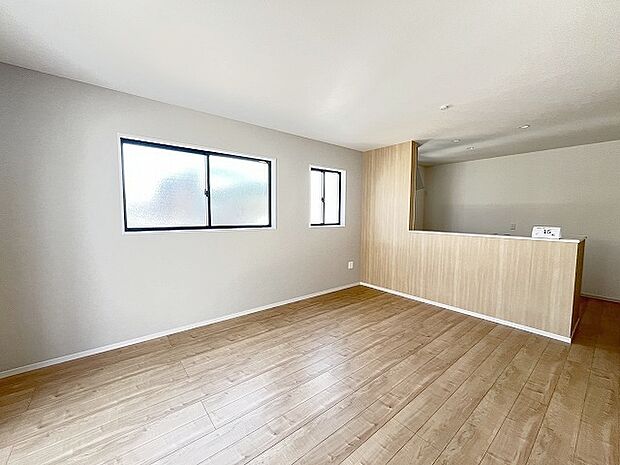 家族が食事するダイニングスペースをキッチンから見渡せる設計に。お料理をしながら家族とのコミュニケーションが増えそうな予感。 