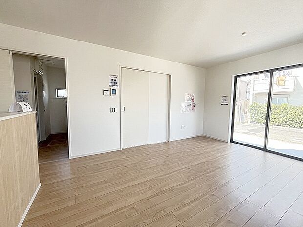 家族の集まるリビングは気持ちの良い自然光が差し込む団欒空間。室内のご見学予約も随時、受付中ですのでお気軽にお問合せください。