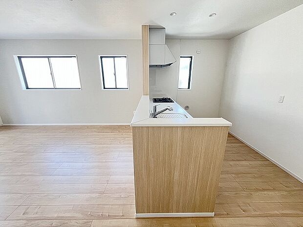 カウンターキッチンならではの開放的な見通し、全体が見渡せることでご家族の団欒スペースもより明るく笑顔が溢れる空間となります。 