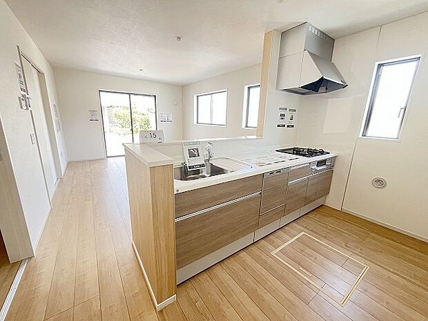 キッチンコンロスペースの近くには、空気の入れ替えが可能な開口部を設置！！ お料理をする際には、換気扇を回しながら匂いが籠らない様に開放してお料理もお楽しみ頂けます。 