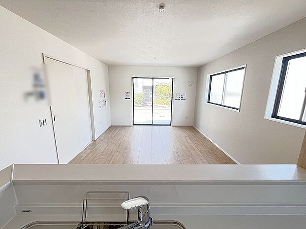 お料理をしながらリビングの家族やゲストとの会話が楽しめるカウンタータイプのキッチン。毎日のお料理を楽しく快適に。