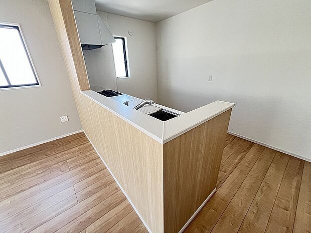 カウンターキッチンは、キッチン側とリビング側に分かれてお店間隔でのお食事も可能!! お休みの日には、いろいろな楽しみ方を家族みんなでお楽しみください