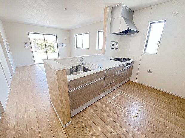 お料理をしながらリビングの家族やゲストとの会話が楽しめるカウンタータイプのキッチン。毎日のお料理を楽しく快適に。 