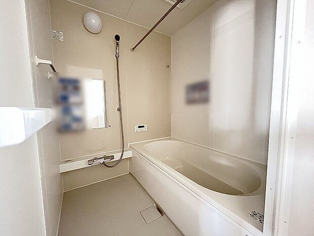 一日の疲れを癒してくれるゆったりとしたバスルームです。 