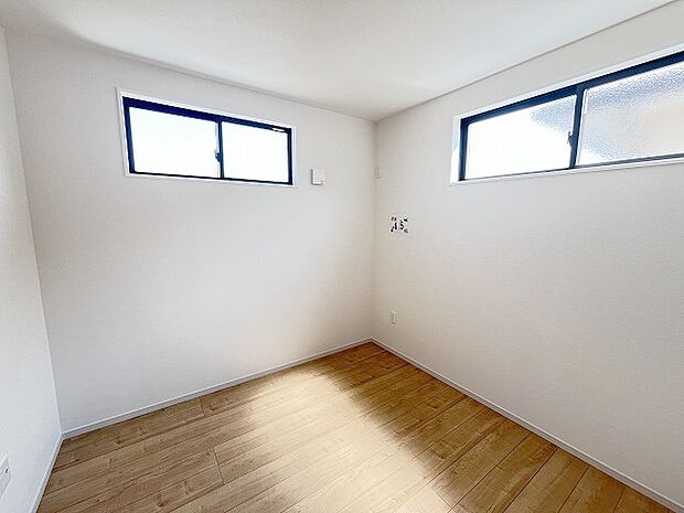 スマートなデザインと賢い収納が生活を快適にします。広々とした雰囲気を演出する工夫が施され、生活空間の魅力を引き出します。  