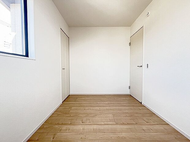 スタイリッシュなデザインと快適な居住性を兼ね備えた洋室。広々とした空間は、自分らしいインテリアを楽しむことができるほか、リラックスした時間を過ごすことができそうです。
