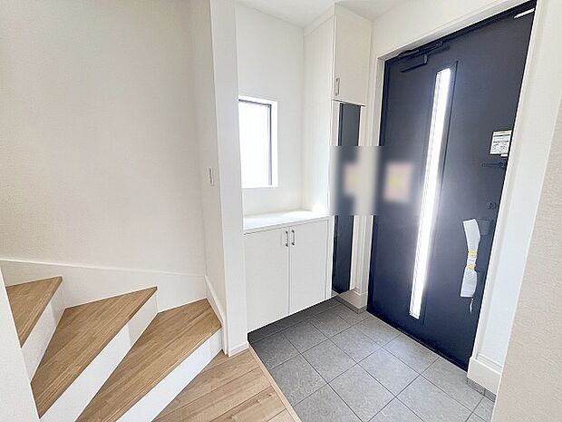 玄関は家の第一印象を左右する重要な場所。ほどよい広さとスタイリッシュな色遣いが印象的です。