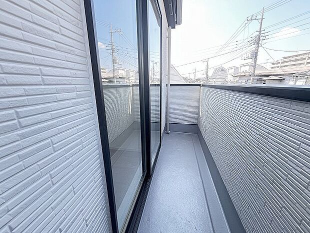 季節の変化や天気の良い日には、バルコニーでの時間が心地よく、気分をリフレッシュさせることができます。 