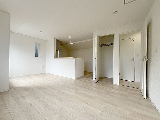 家族の集まるリビングは気持ちの良い自然光が差し込む団欒空間。室内のご見学予約も随時、受付中ですのでお気軽にお問合せください。 