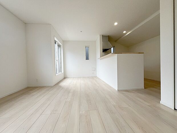 家族が食事するダイニングスペースをキッチンから見渡せる設計に。お料理をしながら家族とのコミュニケーションが増えそうな予感。 