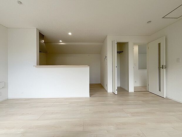 カウンターキッチンならではの開放的な見通し、全体が見渡せることでご家族の団欒スペースもより明るく笑顔が溢れる空間となります。 