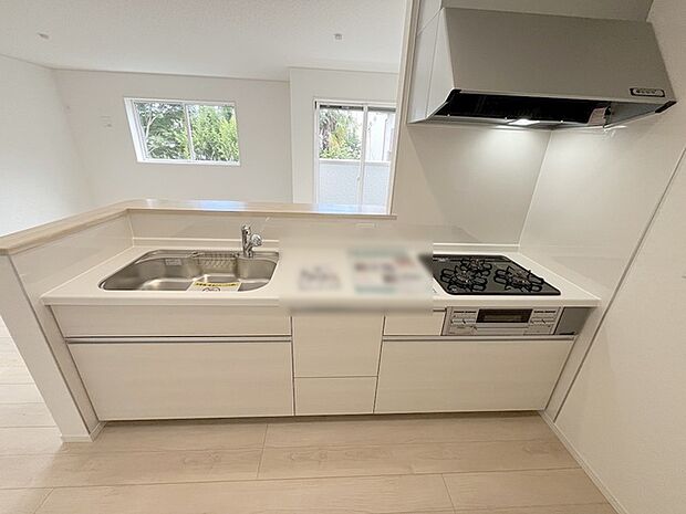 お料理をしながらリビングの家族やゲストとの会話が楽しめるカウンタータイプのキッチン。毎日のお料理を楽しく快適に。 