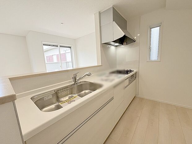 キッチンコンロスペースの近くには、空気の入れ替えが可能な開口部を設置!! お料理をする際には、換気扇を回しながら匂いが籠らない様に開放してお料理もお楽しみ頂けます。