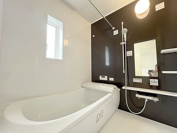 一日の疲れを癒してくれるゆったりとしたバスルームです。