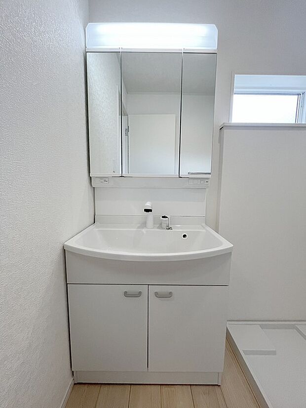 三面鏡に洗面台。 コンセントに照明機能、多機能性を備えた設備です。