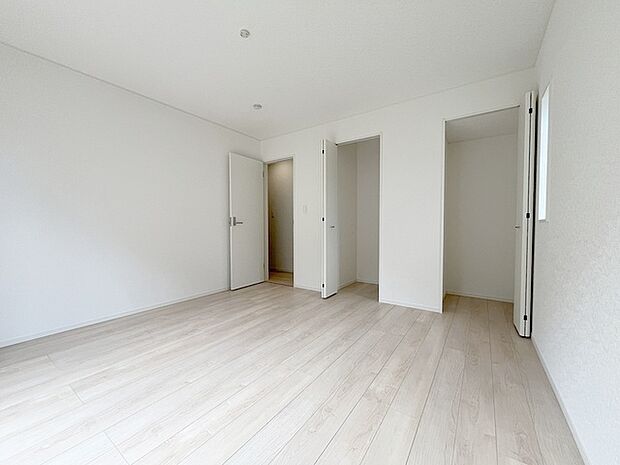 実際に室内をご見学頂くと生活のイメージが広がると思います。家具を置いたイメージや窓からの景色など。周辺で販売に出している物件も一緒にまとめてご見学頂き、比較する事もできます。