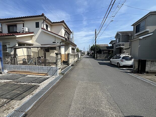 安心して暮らすことのできる住宅街。 住宅地の道路は一般に交通量が少なく車などの騒音が少ないため、住民にとって静かな生活環境が提供されます。