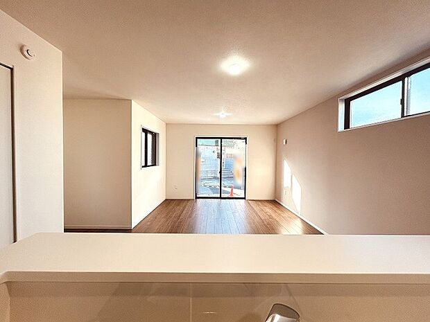 実際に室内をご見学頂くと生活のイメージが広がると思います。家具を置いたイメージや窓からの景色など。周辺で販売に出している物件も一緒にまとめてご見学頂き、比較する事もできます。