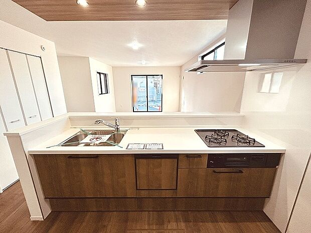 お料理をしながらリビングの家族やゲストとの会話が楽しめるカウンタータイプのキッチン。毎日のお料理を楽しく快適に。 