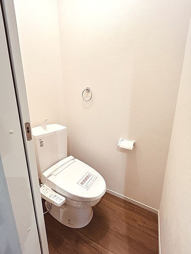 トイレにはウォシュレット機能を標準装備。 