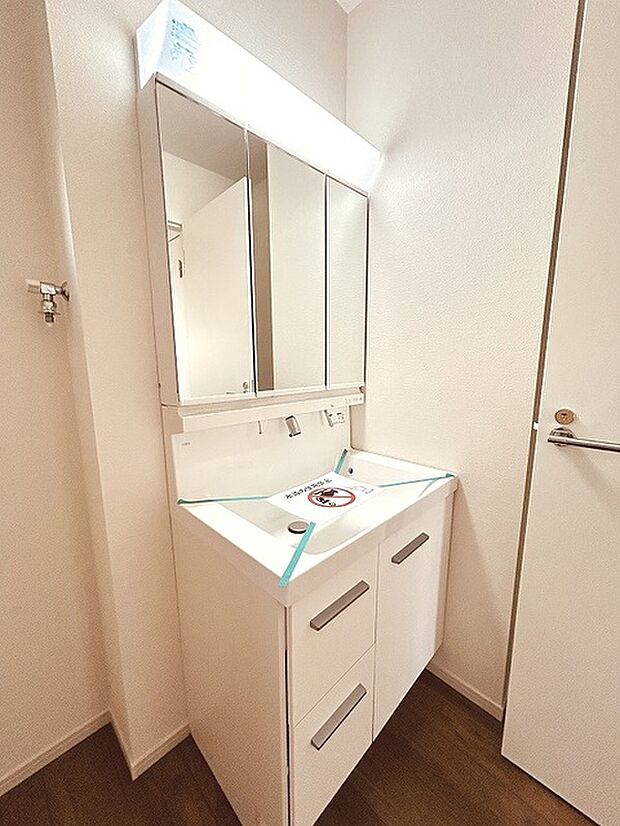 三面鏡に洗面台。 コンセントに照明機能、多機能性を備えた設備です。  