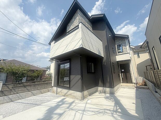 周辺の街並みの中で適度な主張、生活に溶け込むシンプルなデザインの外観が魅力の一戸建です。 