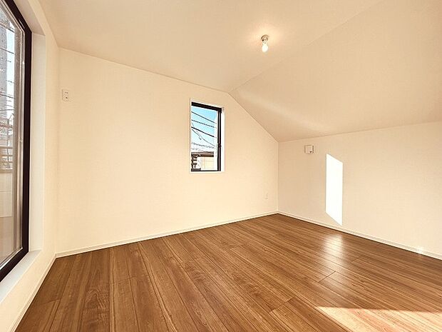 実際に室内をご見学頂くと生活のイメージが広がると思います。家具を置いたイメージや窓からの景色など。周辺で販売に出している物件も一緒にまとめてご見学頂き、比較する事もできます。