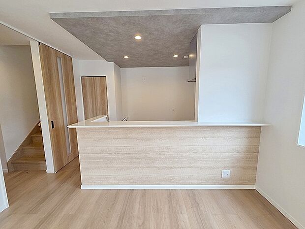 家族が食事するダイニングスペースをキッチンから見渡せる設計に。お料理をしながら家族とのコミュニケーションが増えそうな予感。