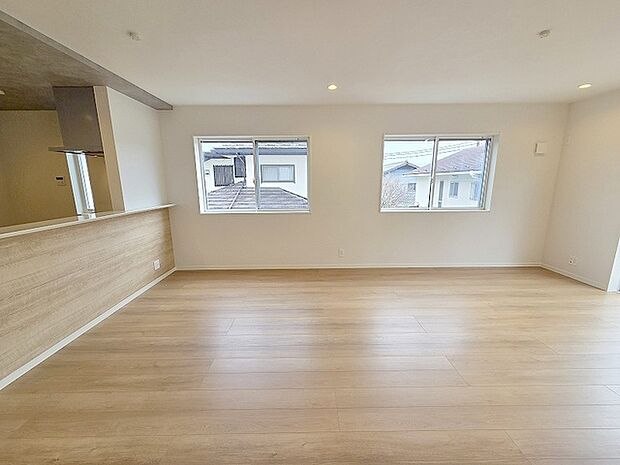 家族の集まるリビングは気持ちの良い自然光が差し込む団欒空間。室内のご見学予約も随時、受付中ですのでお気軽にお問合せください。