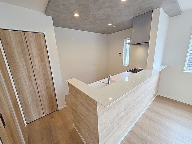 カウンターキッチンならではの開放的な見通し、全体が見渡せることでご家族の団欒スペースもより明るく笑顔が溢れる空間となります。