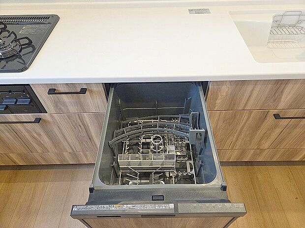 毎日の家事をサポートしてくれる食洗器も標準に装備。ちょっと嬉しい設備です 